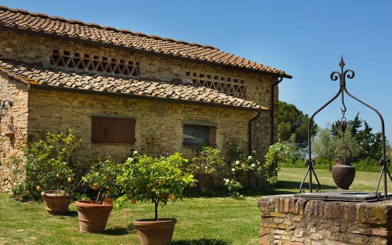 Pozzo Dei Desideri: Have, Udendørs, Udvendige