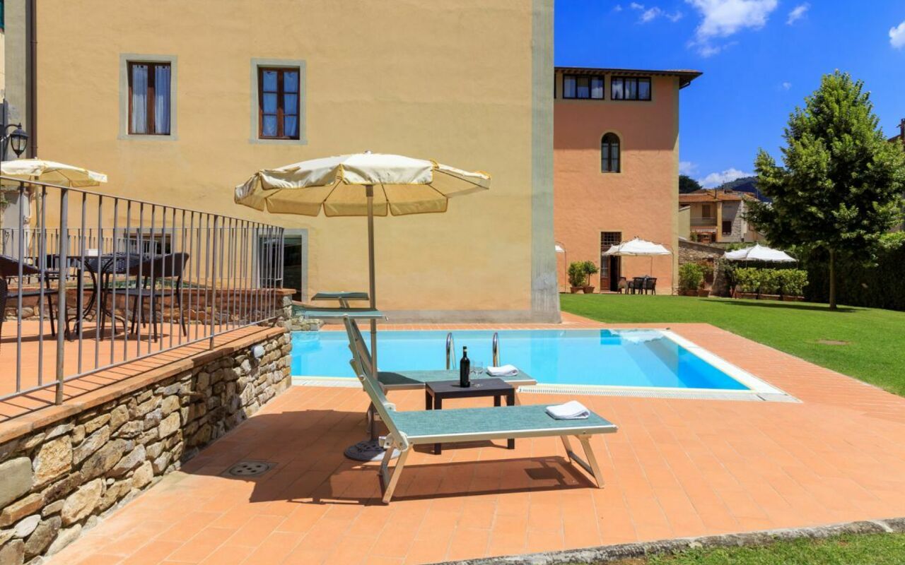 Palazzo a Greve: pool, Udendørs