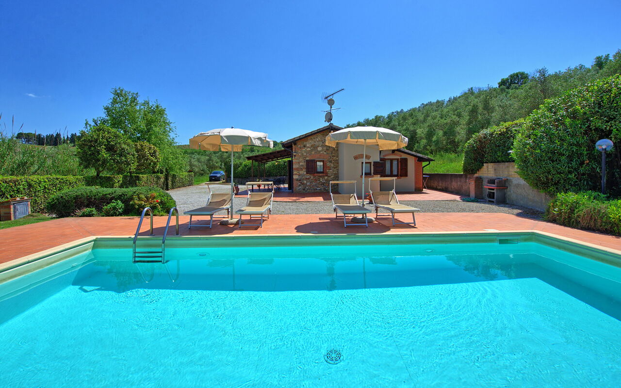 Cuccardino: pool, Udendørs