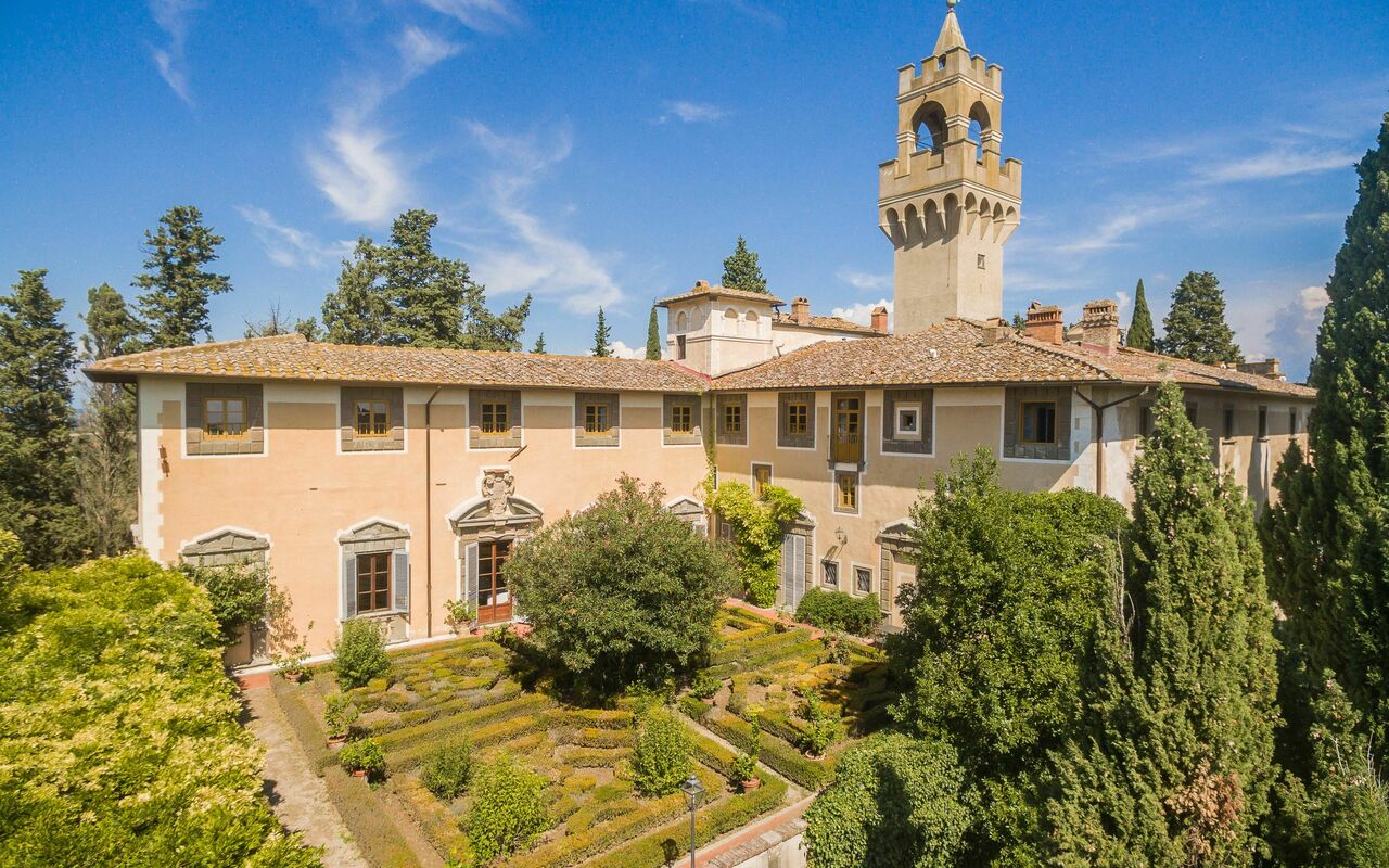 Montegufoni: Udendørs, Udvendige, Visninger