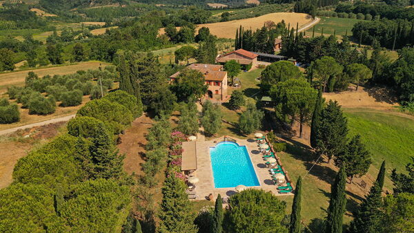 Montelopio: pool, Visninger