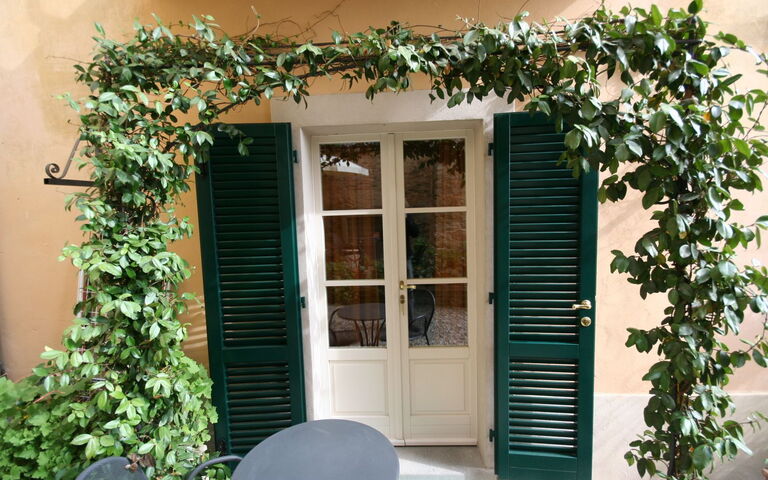 Santo Agostino: Udendørs, Udvendige