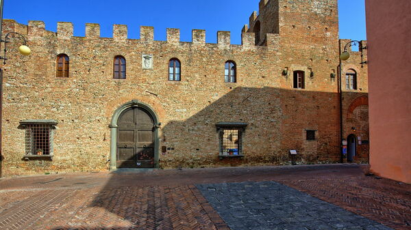 Certaldo: Hovedindgang, Udvendige