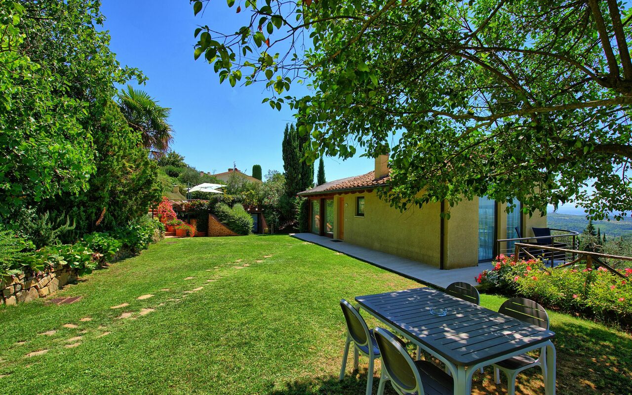 Casa Lucia: Have, Udendørs