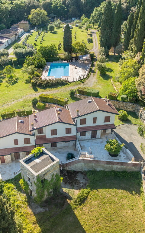 Le Querciolaie with Geothermal Pool: Have, pool, Visninger