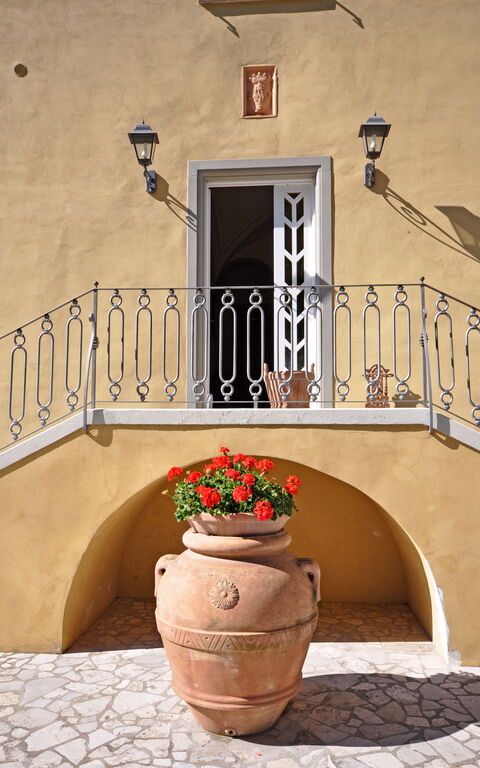 Dante: Frokostlokale, Udvendige