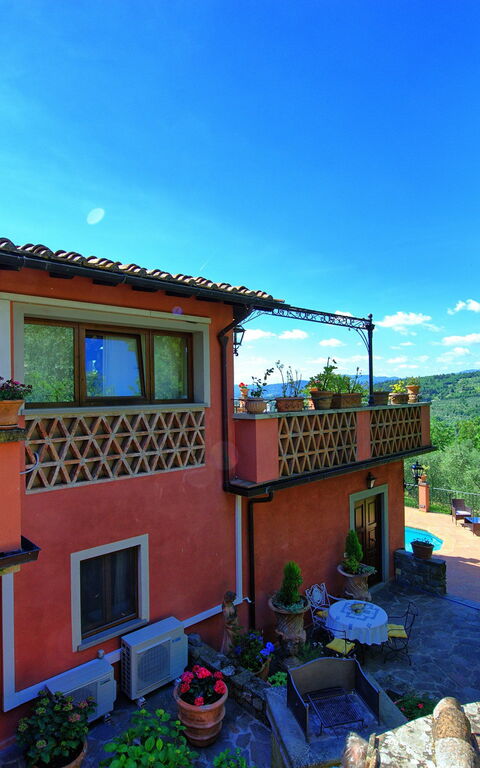 Casa Vania: Udendørs, Udvendige