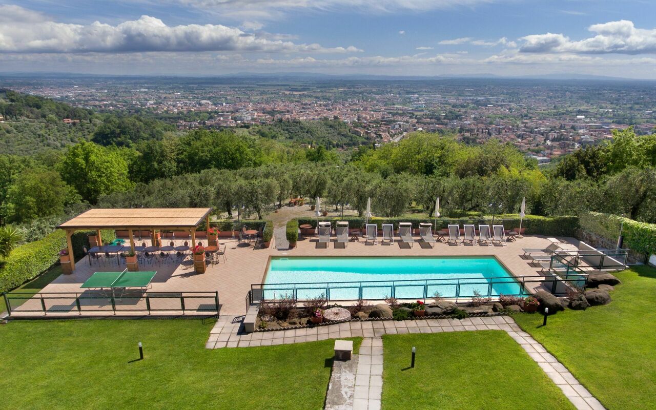 Villa Le Ferrette: Have, pool, Visninger