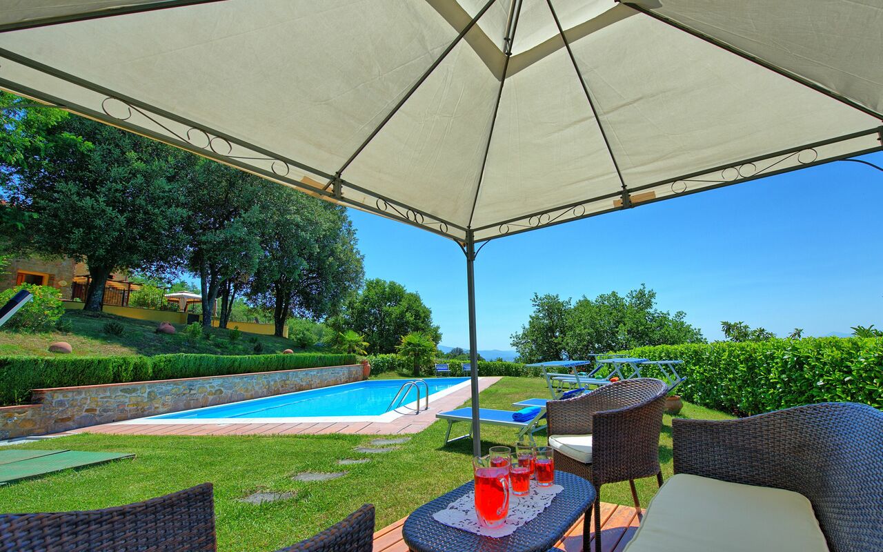 Villa Crispinino: Have, pool, Udendørs