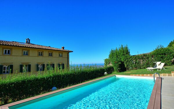 Villa Camaiore: Have, pool, Udendørs