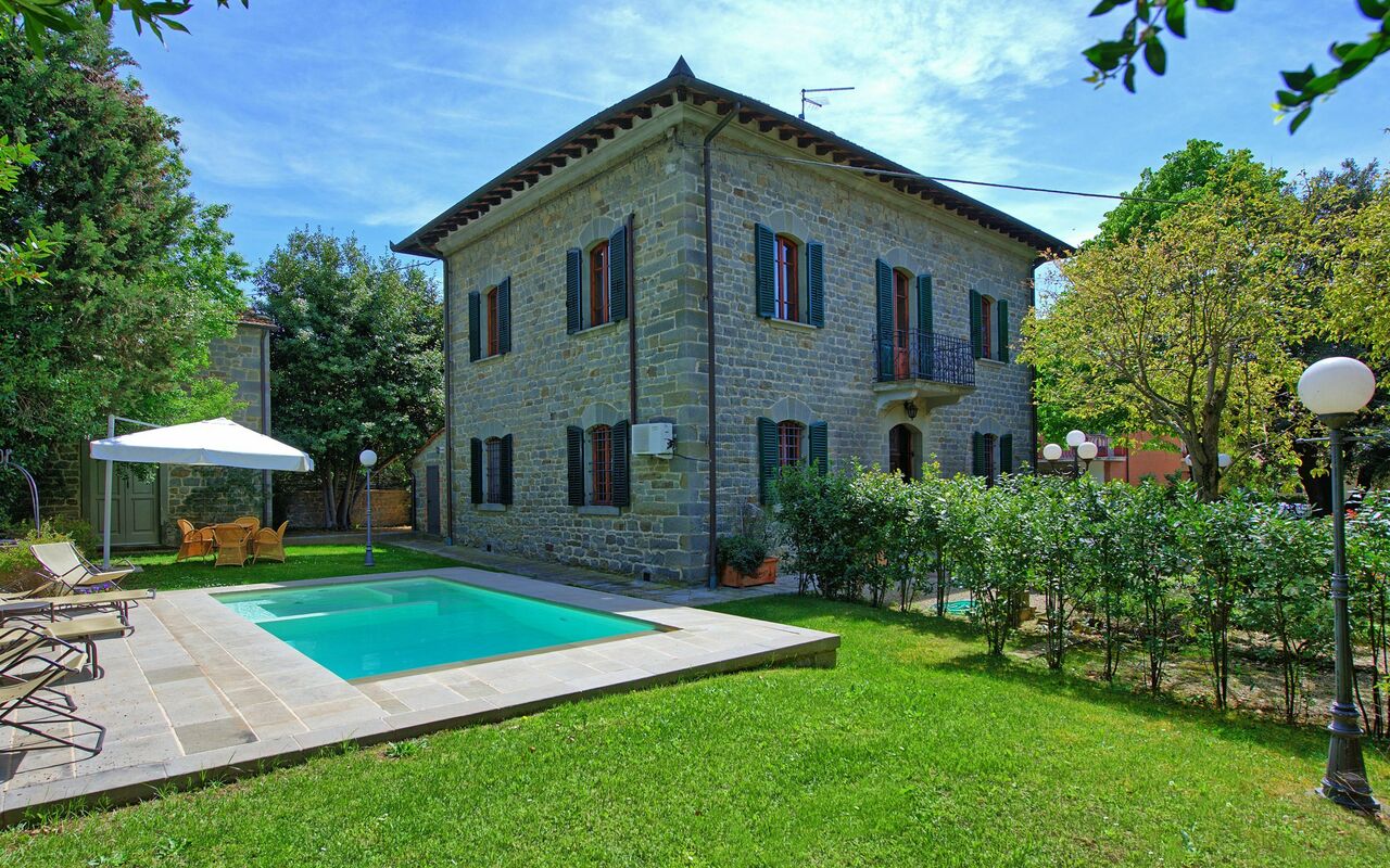 Villa Primula: Have, pool, Udvendige