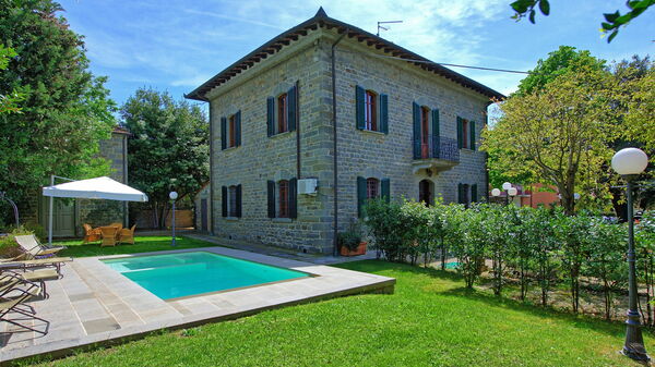 Villa Primula: Have, pool, Udvendige