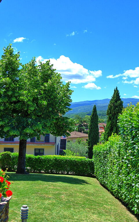 Villa Pratovecchio: Have, Udendørs