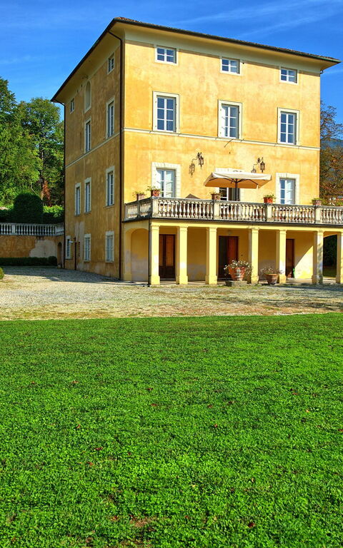 Villa Fiamma: Have, Udendørs, Udvendige