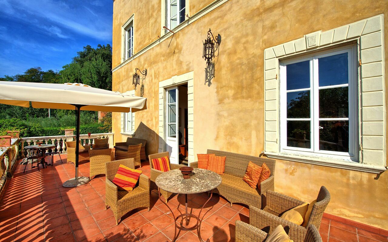 Villa Fiamma: Udendørs, Udvendige