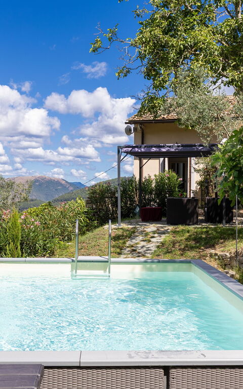 Villa Tenuta Lonciano: Have, pool, Udendørs