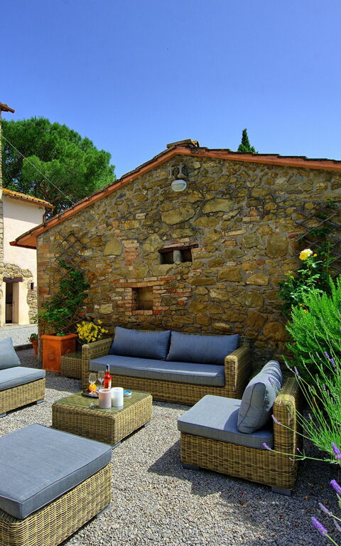 Villa Uccellaia: Have, Udendørs