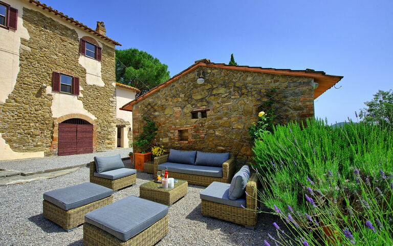 Villa Uccellaia: Have, Udendørs