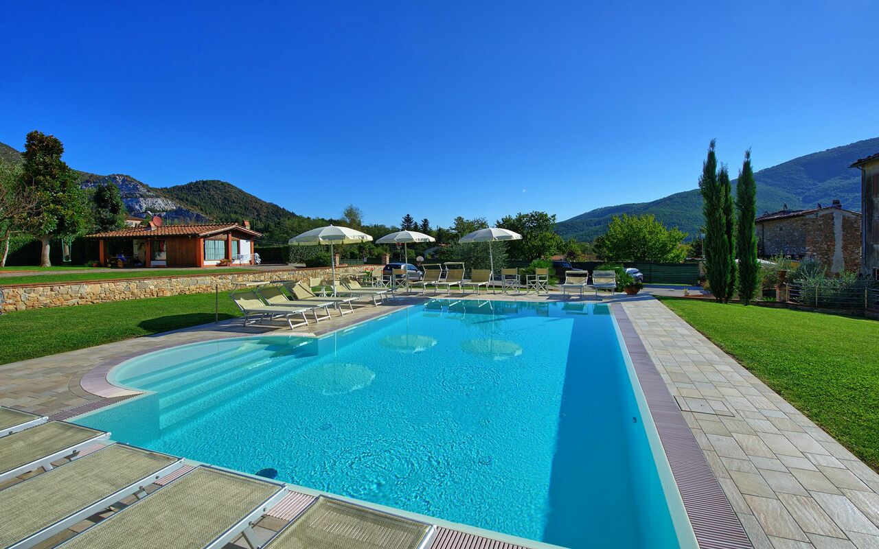 Flavia: Have, pool, Udendørs