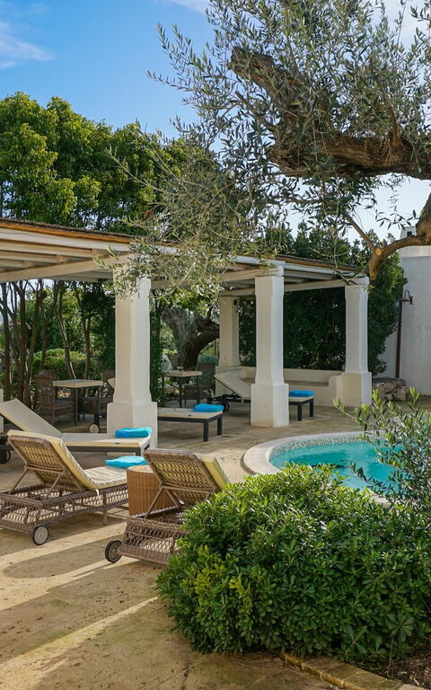 Tia Trullo: Have, Udendørs