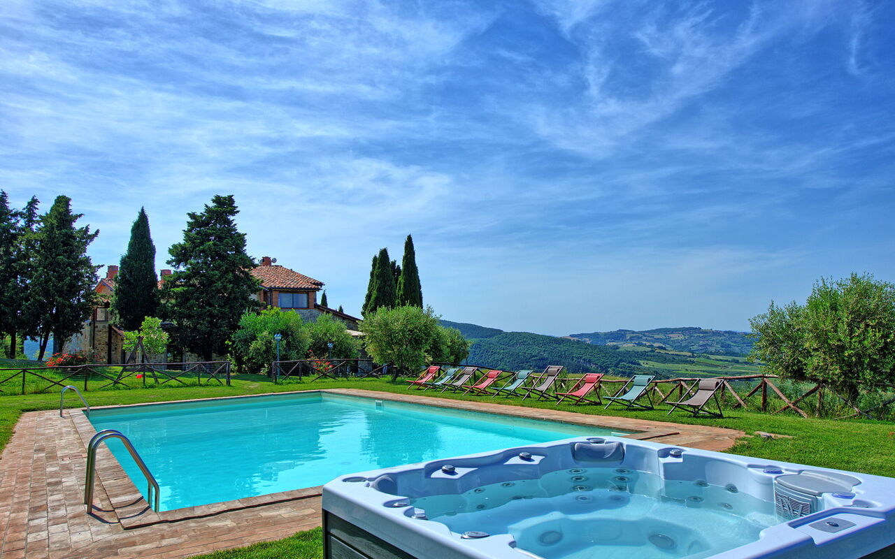 Casale Santa Francesca: Have, pool, Udendørs