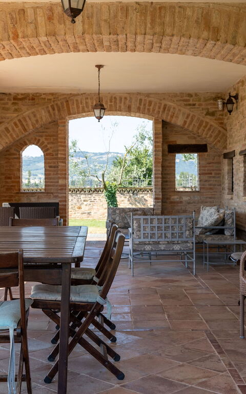 Villa Assisi: Altan / terrasse / gårdhave