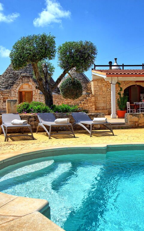 Trullo Santo Stefano: Have, pool, Udendørs