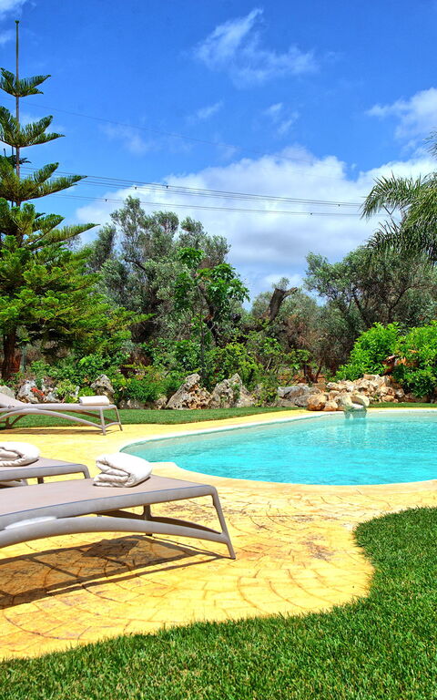 Trullo Santo Stefano: Have, pool, Udendørs