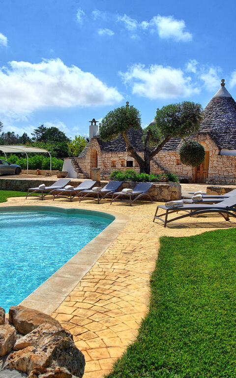 Trullo Santo Stefano: Have, pool, Udendørs