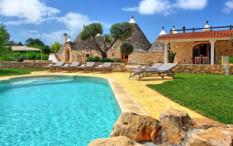 Trullo Santo Stefano: Have, pool, Udendørs
