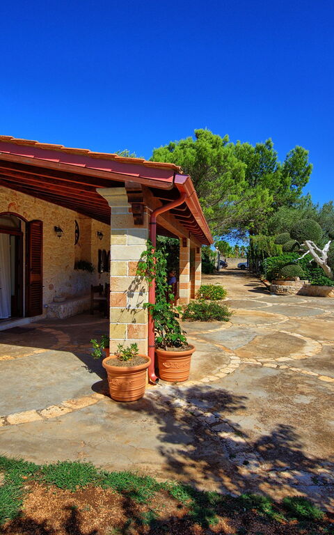 Lamia Santo Arcangelo: Udvendige