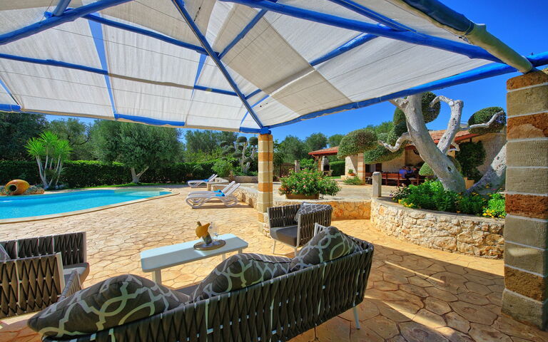 Lamia Santo Arcangelo: Udvendige