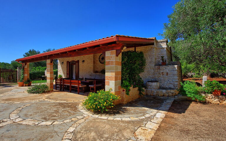 Lamia Santo Arcangelo: Udvendige