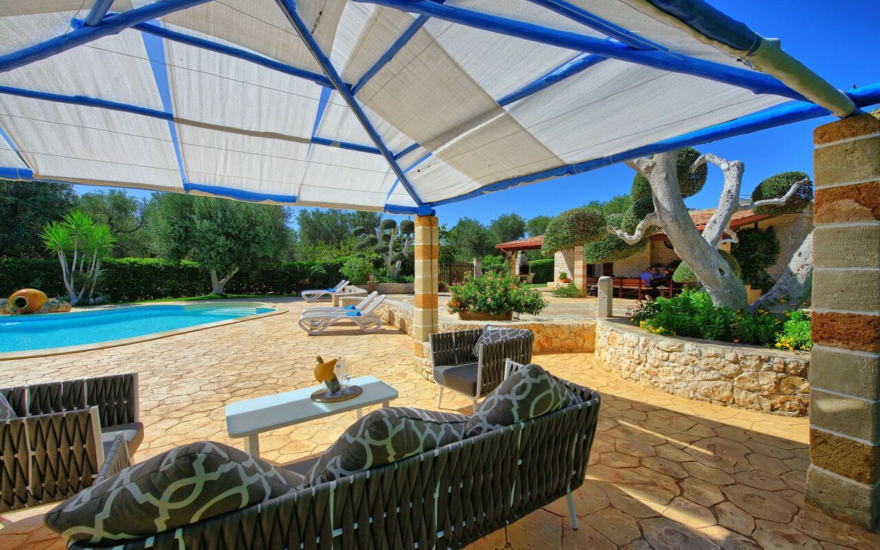 Lamia Santo Arcangelo: Udvendige