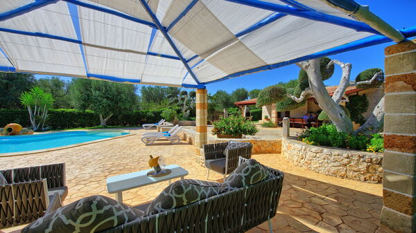 Lamia Santo Arcangelo: Udvendige