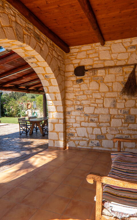 Villa Nipos: Udendørs, Udvendige