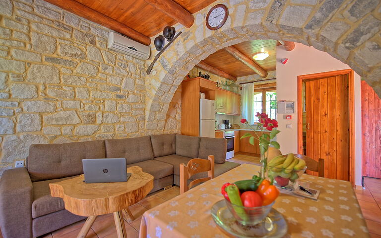 Villa Nipos: Frokostlokale, Køkken, Stue