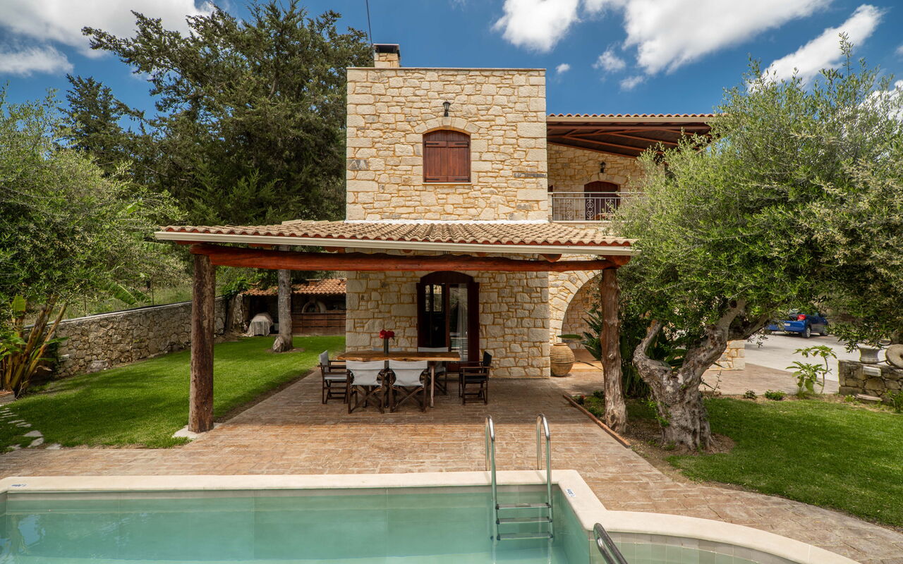 Villa Nipos: Have, pool, Udendørs