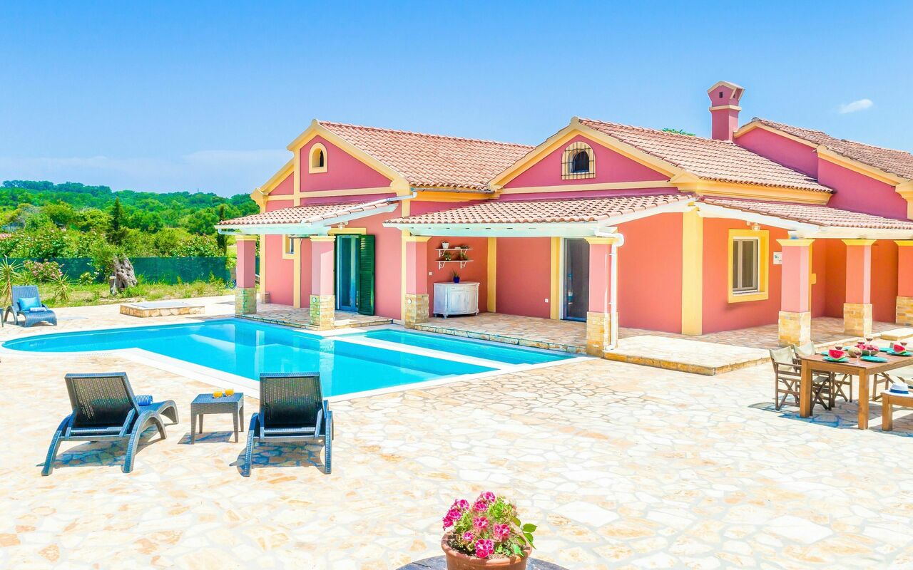 Beach Villa Joanna: Have, pool, Udendørs