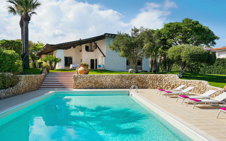 Blu Moon: Have, pool, Udvendige