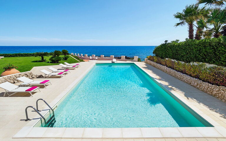 Blu Moon: Have, pool, Visninger