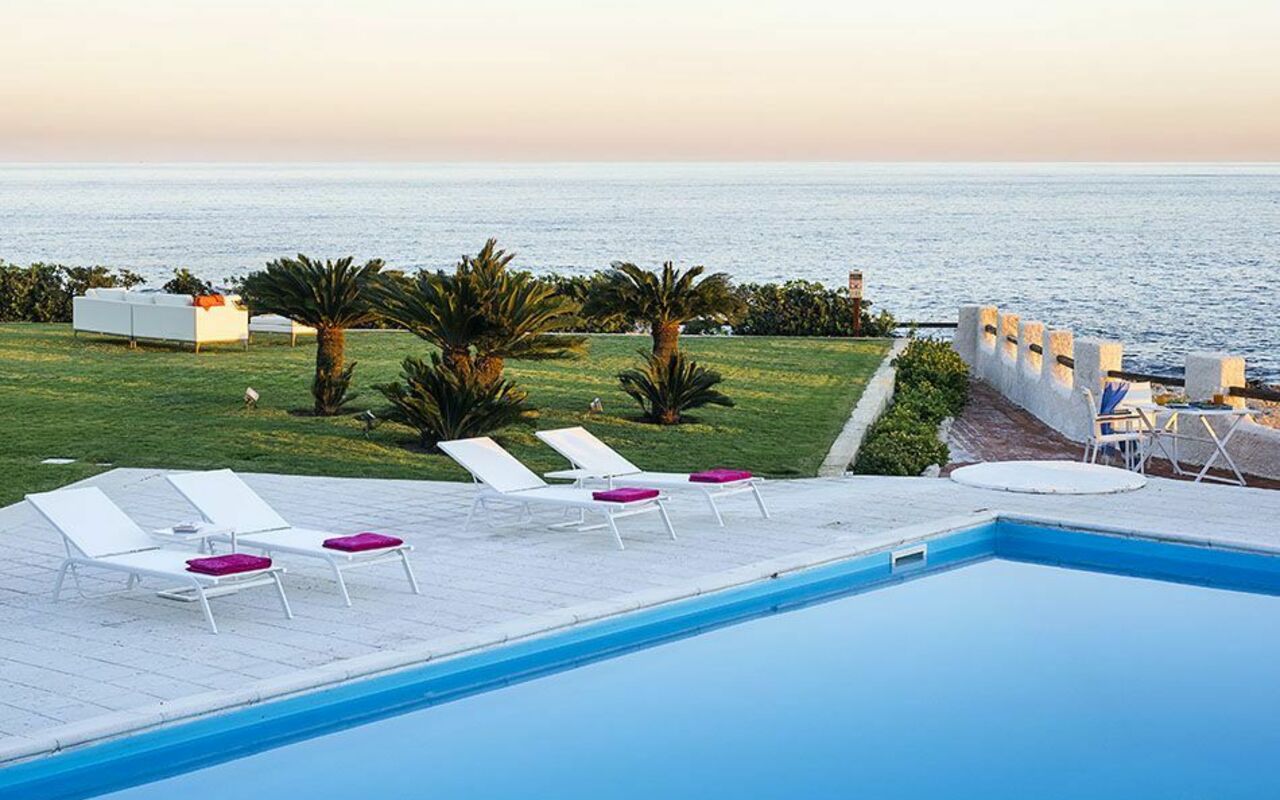 Blu Moon: Have, pool, Udendørs, Visninger