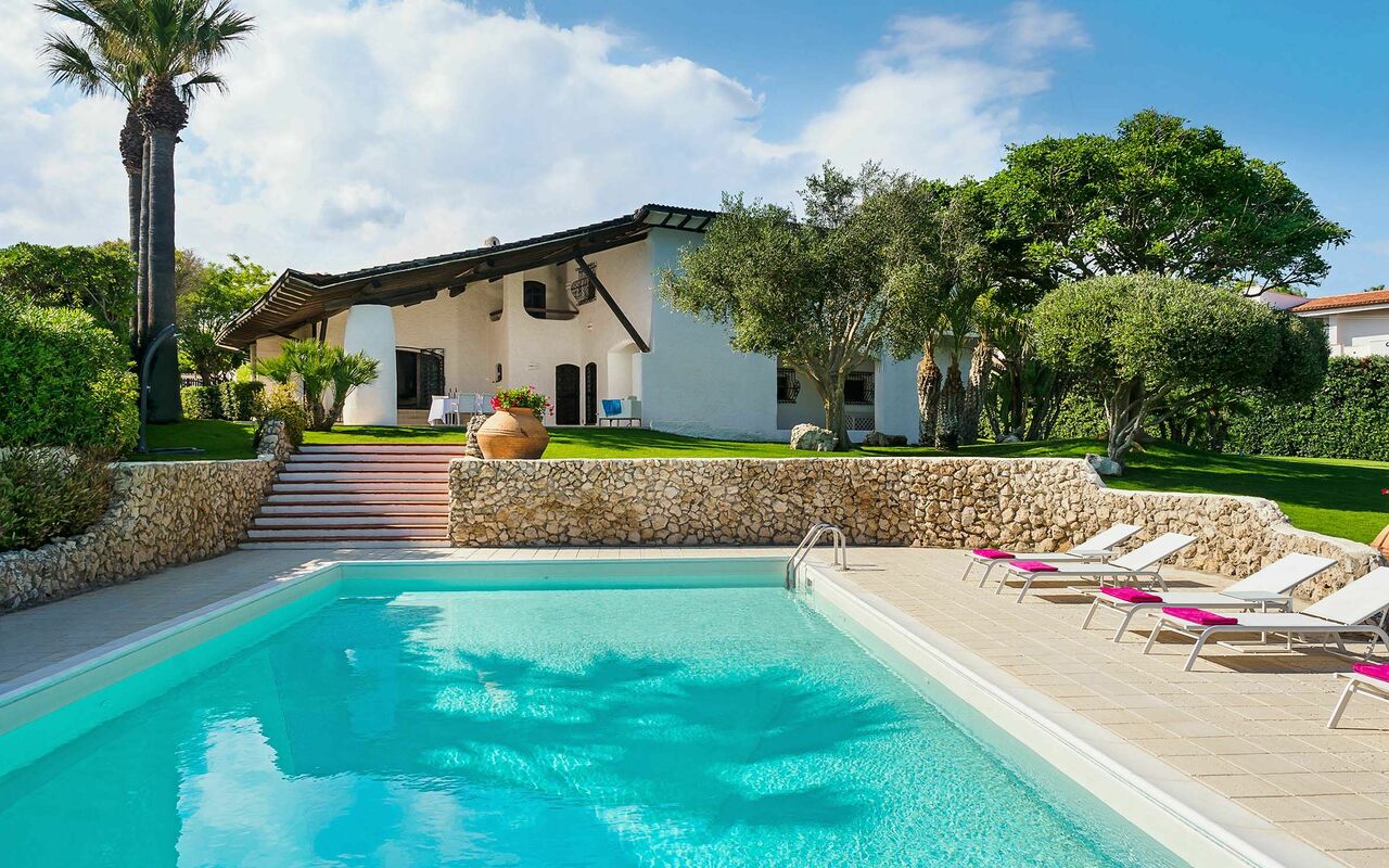 Blu Moon: Have, pool, Udvendige