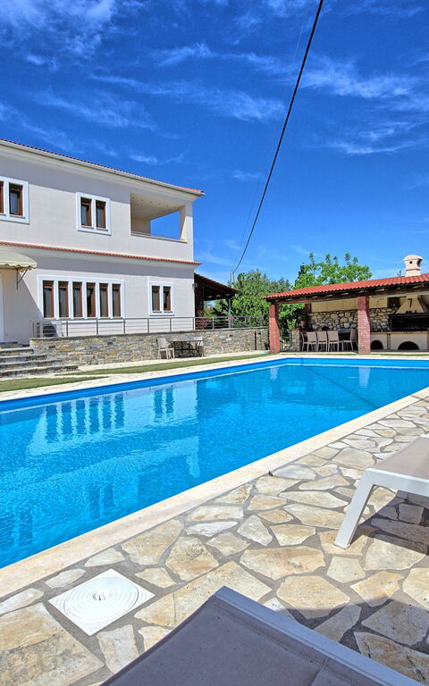 Acharavi Beach Villa: pool, Sommer, Udendørs