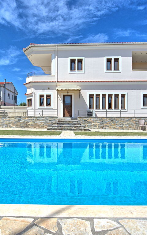 Acharavi Beach Villa: pool, Sommer, Udendørs