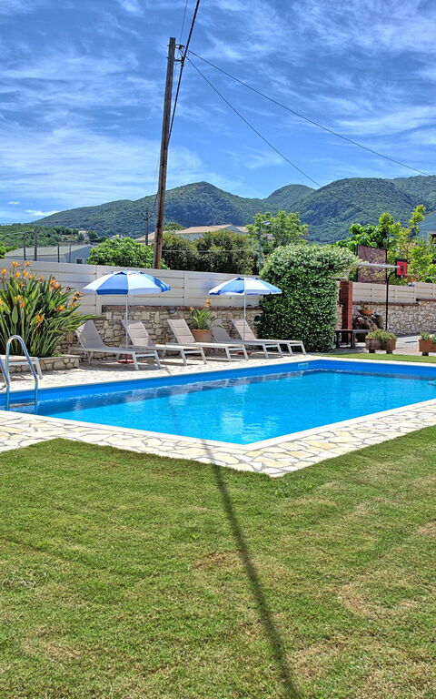 Acharavi Beach Villa: Have, pool, Udendørs