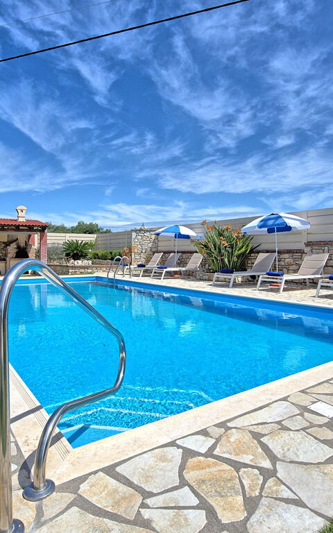 Acharavi Beach Villa: Have, pool, Sommer, Udendørs