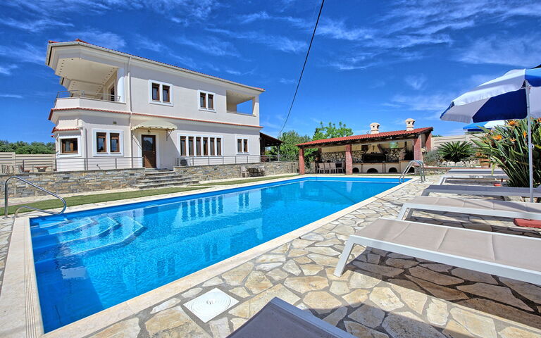 Acharavi Beach Villa: pool, Sommer, Udendørs