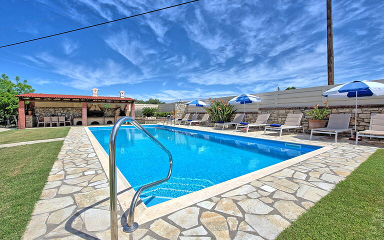 Acharavi Beach Villa: Have, pool, Sommer, Udendørs