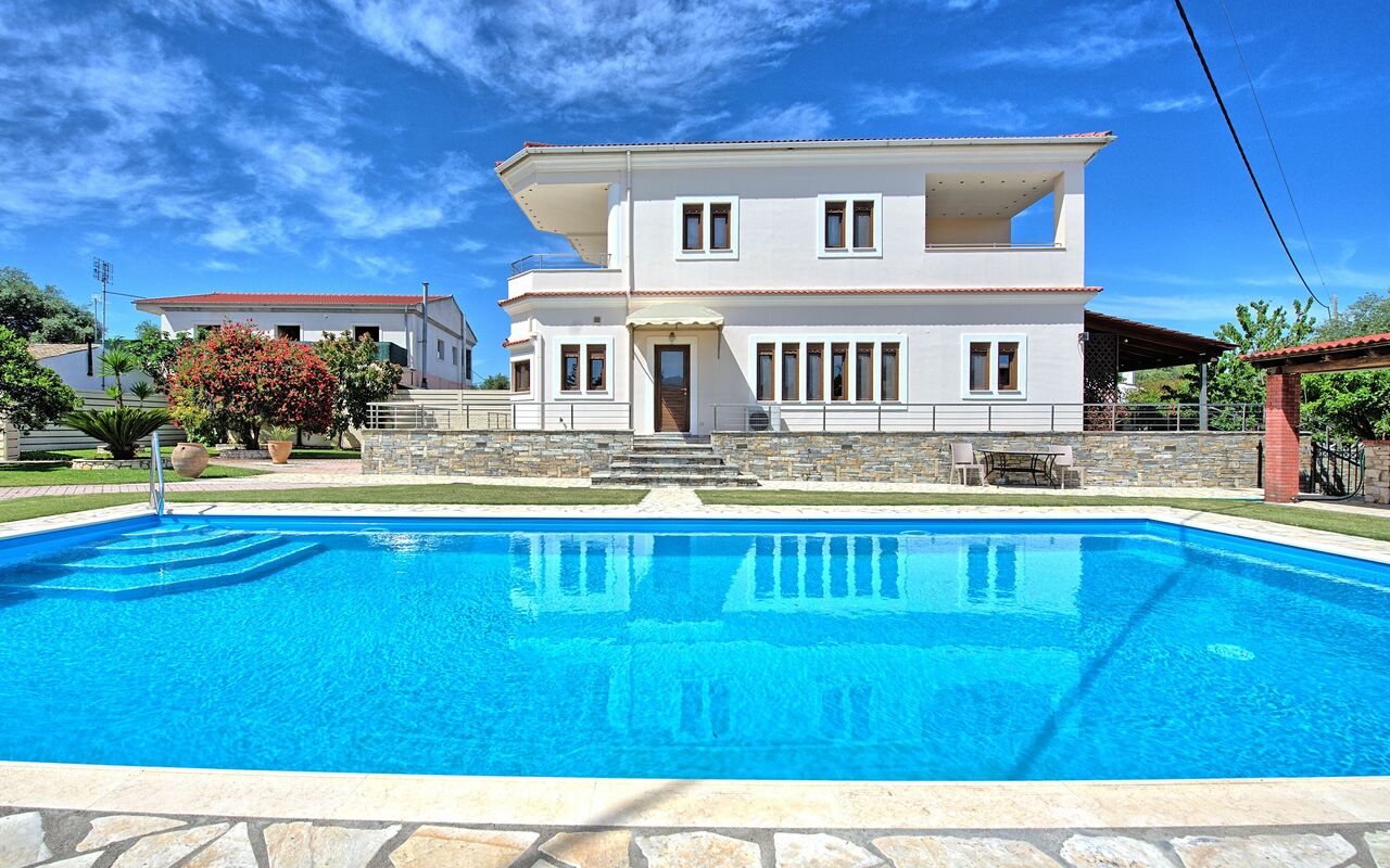 Acharavi Beach Villa: pool, Sommer, Udendørs